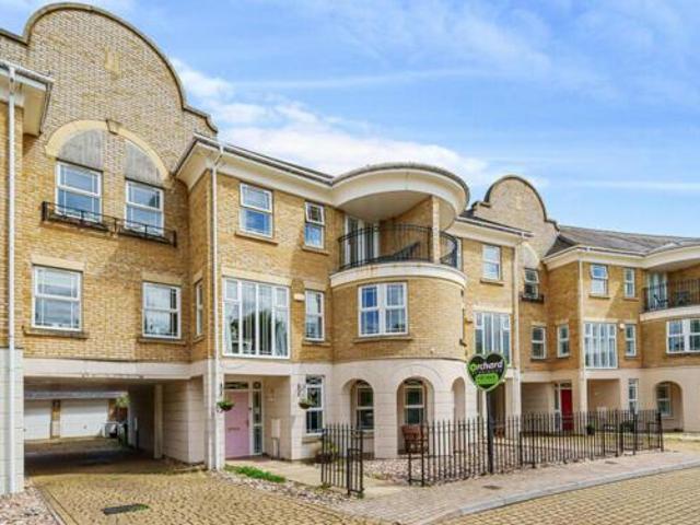 House for sale in Heol-las, Surrey