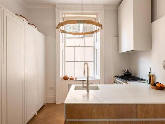 Cottage for sale in Bayswater, Greater London