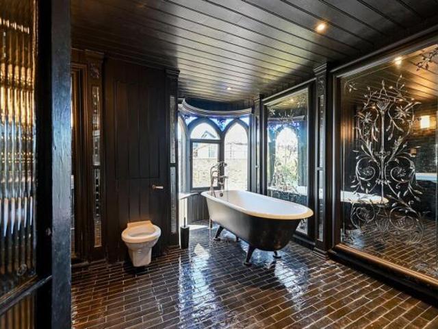 Cottage for sale in Shepherd's Bush, Greater London