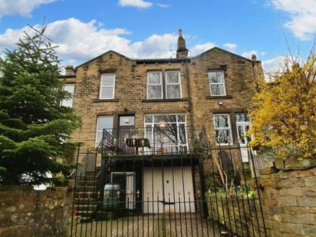 House for sale in Huddersfield, West Yorkshire