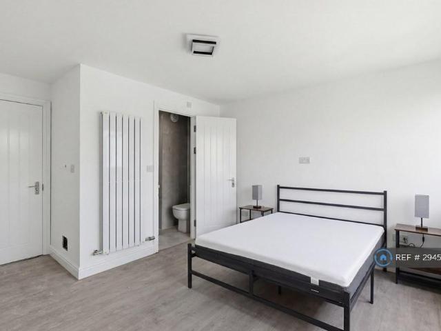 Room for rent in London Borough of Merton, Greater London