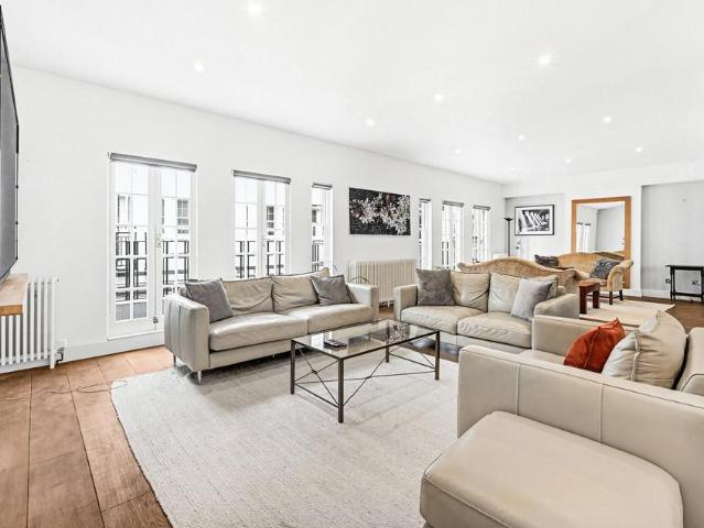 House for rent in Belgravia, Greater London