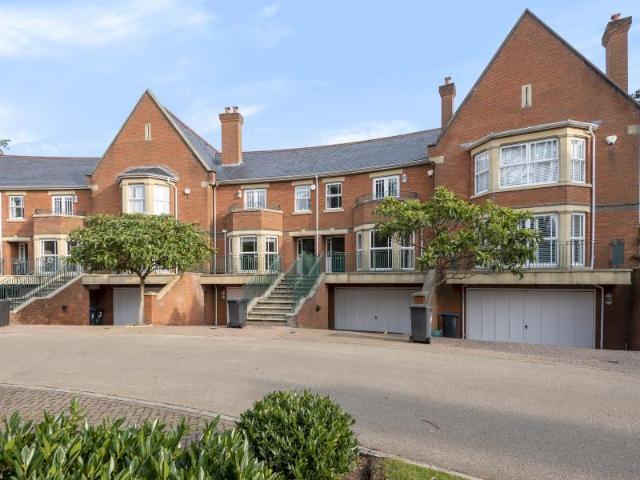 House for rent in Row Town, Surrey