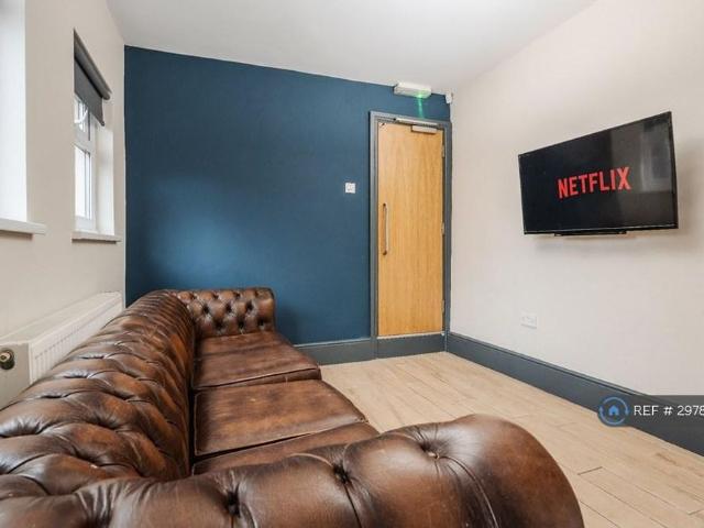 House for rent in Elm Park, Calderstones