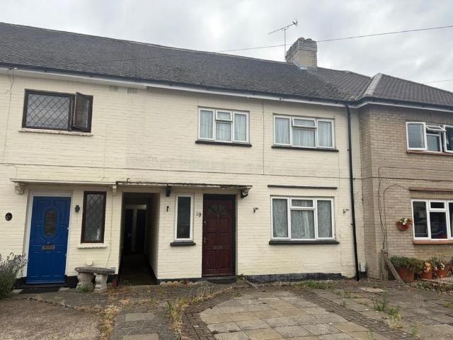 House for rent in Row Town, Surrey