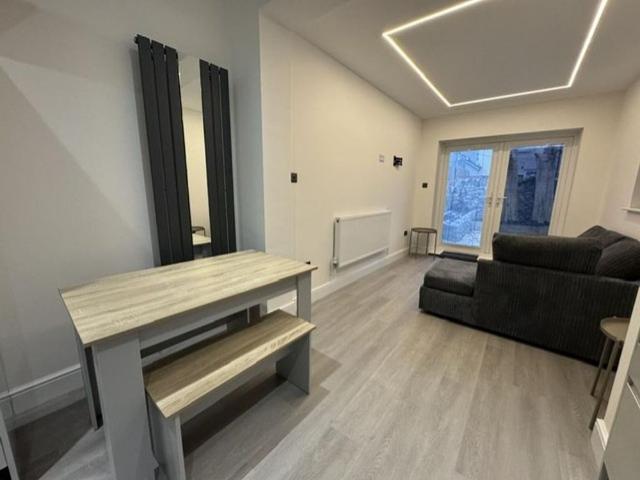 House for rent in Plasnewydd, Falcon Lodge