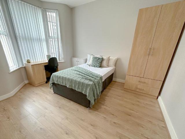 House for rent in Elm Park, Calderstones