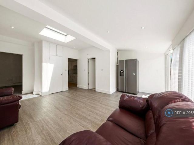 House for rent in Palmers Green, Greater London
