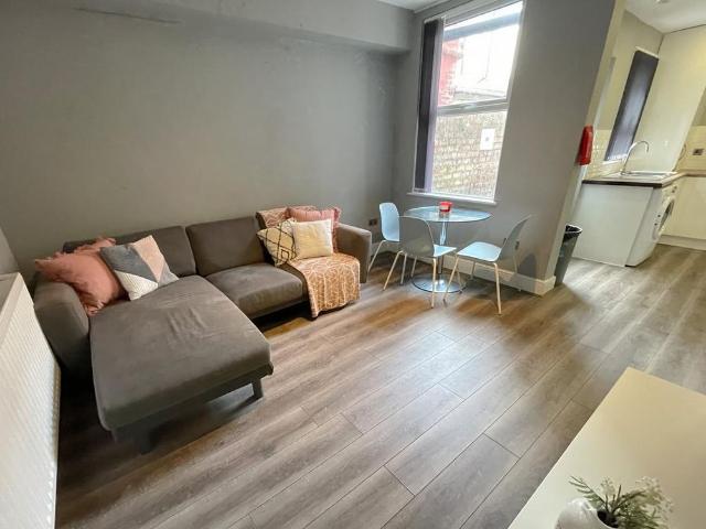 House for rent in Elm Park, Calderstones