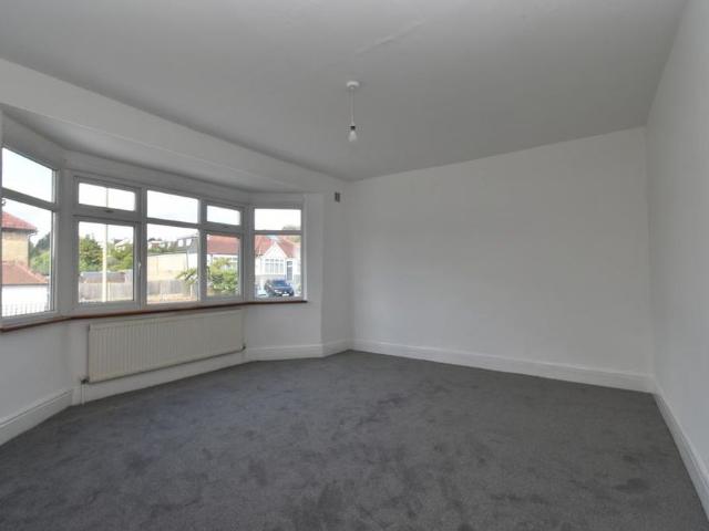 House for rent in Oakleigh Park, Greater London