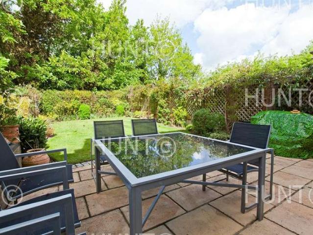 Townhouse for sale in Woodford Bridge, Greater London