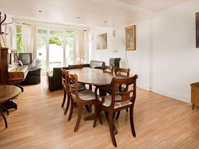 Townhouse for sale in Holloway, Greater London