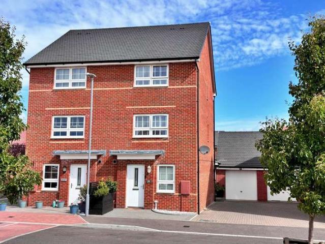 Townhouse for sale in Hamworthy, Poole