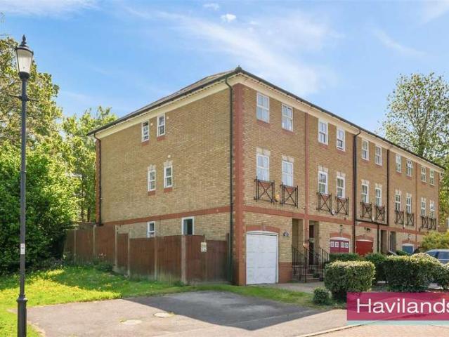 Townhouse for sale in Oakwood, Greater London