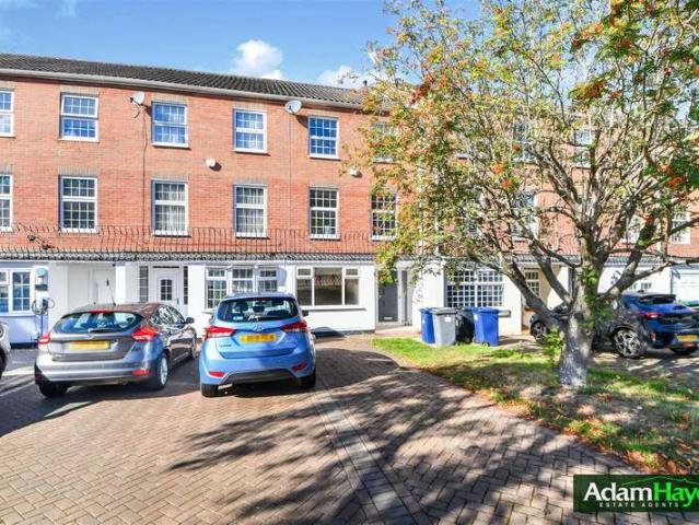 Townhouse for sale in London Borough of Barnet, Greater London