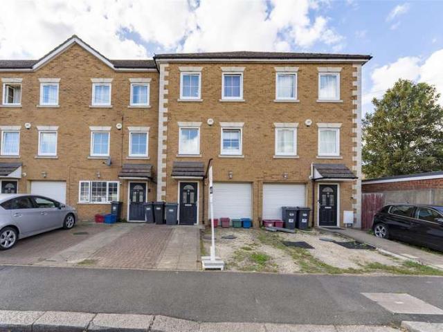 Townhouse for sale in London Borough of Hounslow, Greater London