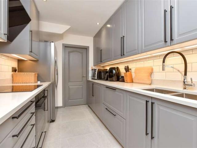 Townhouse for sale in London Borough of Croydon, Waddon