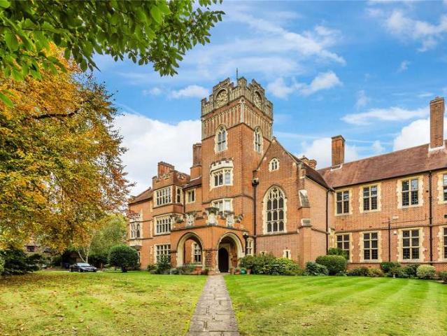 Townhouse for sale in Woking, Surrey