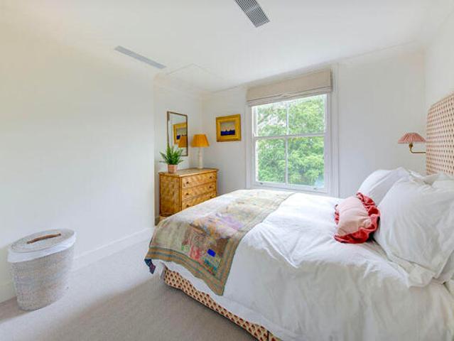 Townhouse for rent in Cat Hill, England