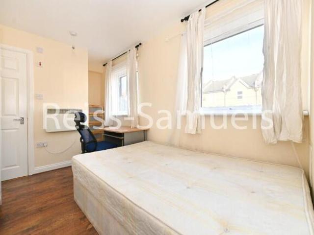 Townhouse for rent in Cat Hill