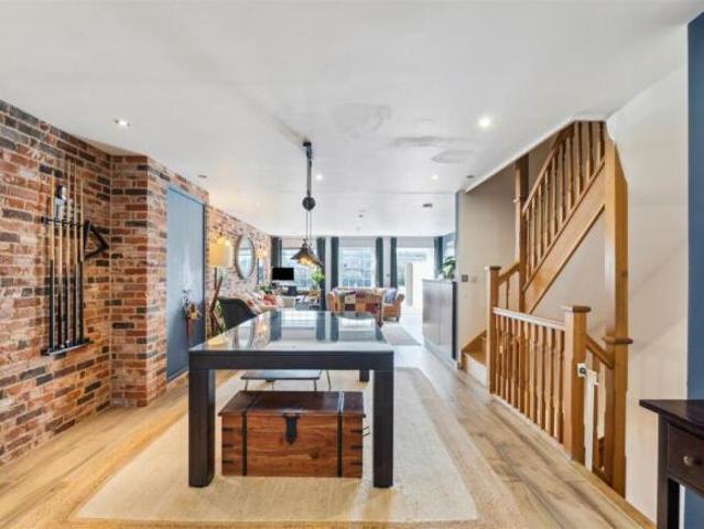 Townhouse for rent in Grove Park, Greater London