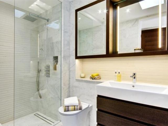 Townhouse for rent in North End, Greater London