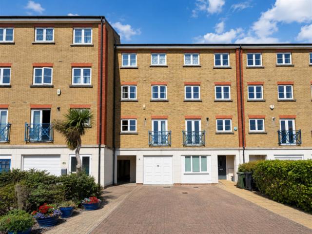 Townhouse for rent in Eastbourne, East Sussex