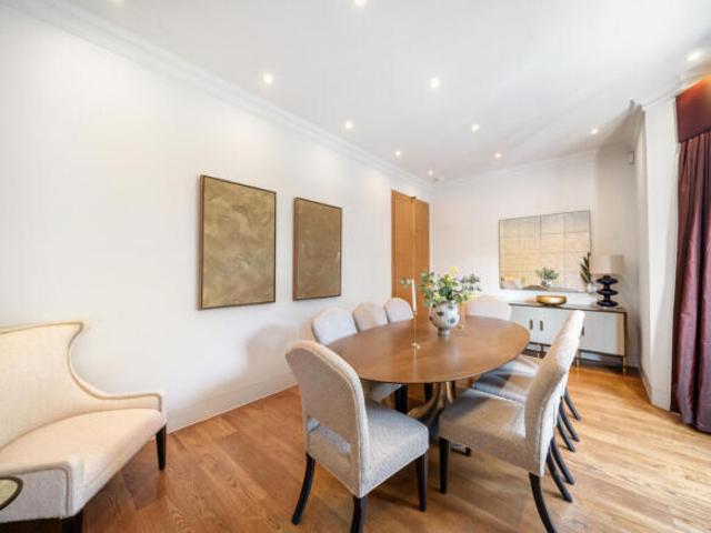 Townhouse for rent in Chelsea, Greater London