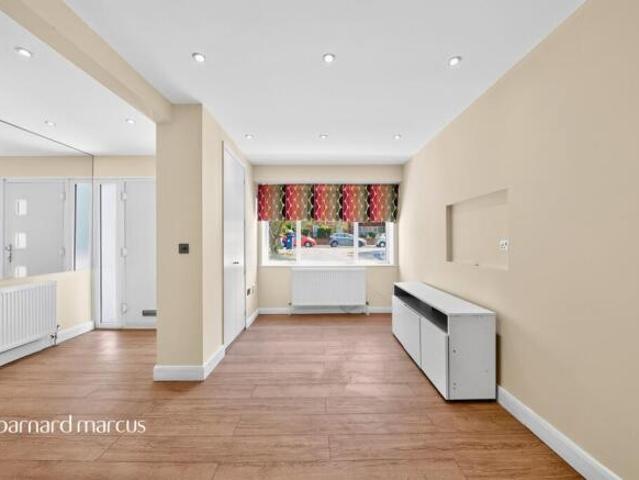 Townhouse for sale in Woodside Park, Greater London