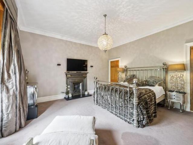 Townhouse for sale in Dowanhill, Scotland