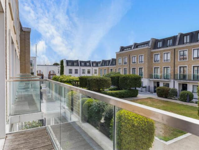 Townhouse for sale in Fulham, Greater London