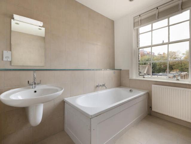 Townhouse for sale in Cat Hill, England