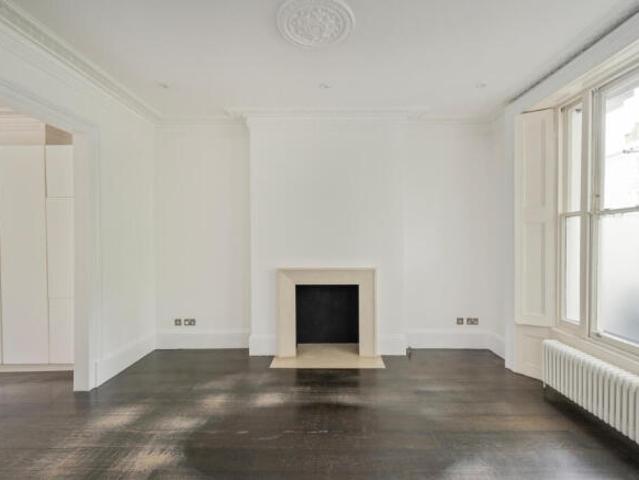Townhouse for sale in Lyons, Greater London