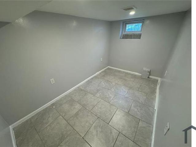 Townhouse for rent in Newark