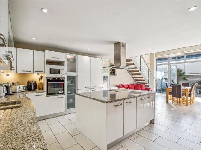 House for sale in Clapham Junction, Cat Hill