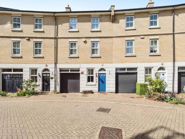 House for sale in Newbury Park, Greater London
