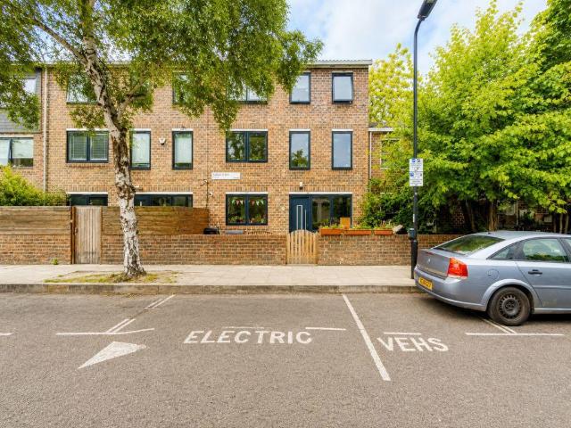 House for sale in Stoke Newington, Greater London