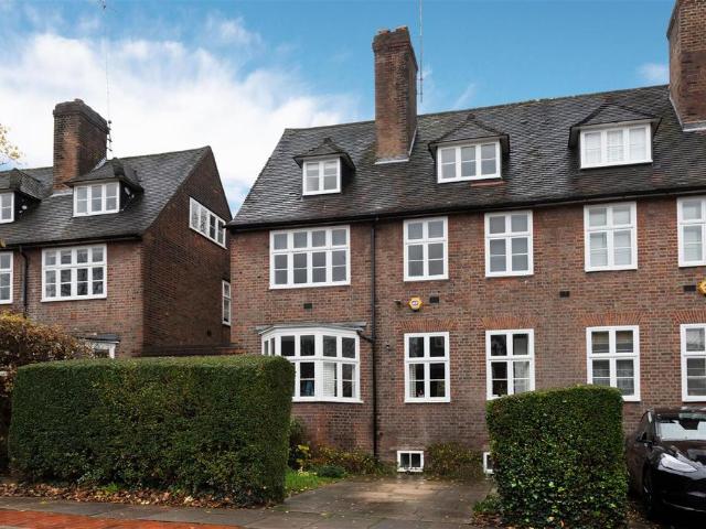 House for sale in Golders Green, Greater London