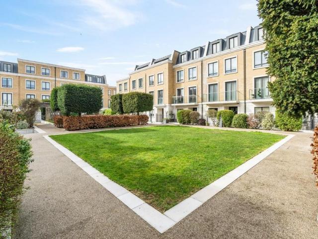 House for sale in West Kensington, Greater London