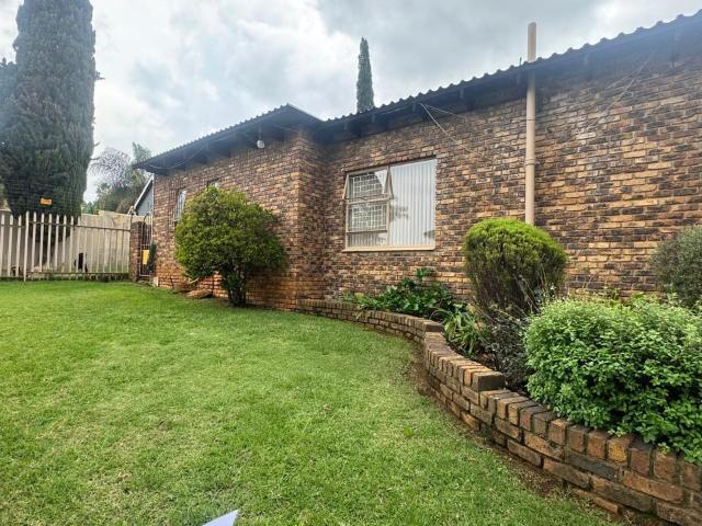 Townhouse for sale in Vosloorus, Gauteng