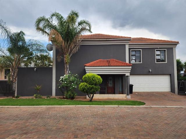 Townhouse for sale in Dr Kenneth Kaunda, North West