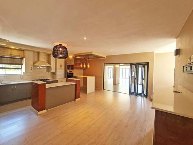Townhouse for rent in Waterkloof, Gauteng