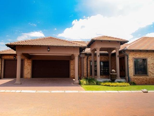 Townhouse for sale in Dr Kenneth Kaunda, North West