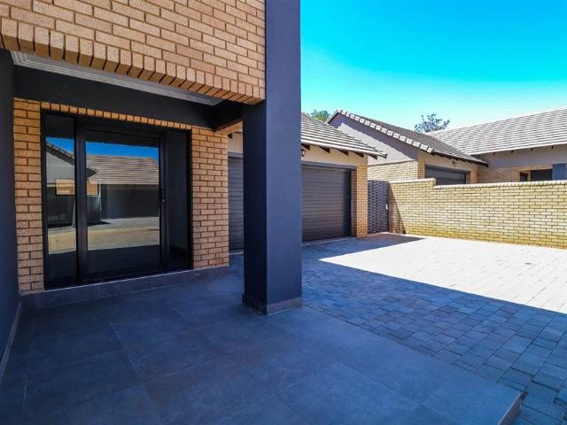 Townhouse for sale in Dr Kenneth Kaunda, North West