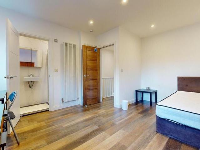 Townhouse for rent in Blackwall, Greater London