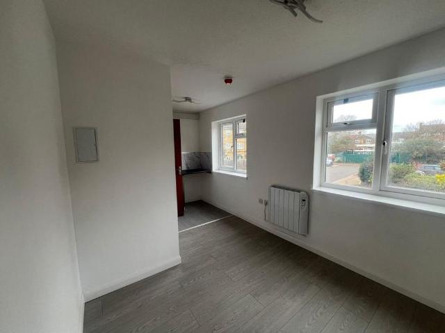 Townhouse for rent in Plashet, Greater London
