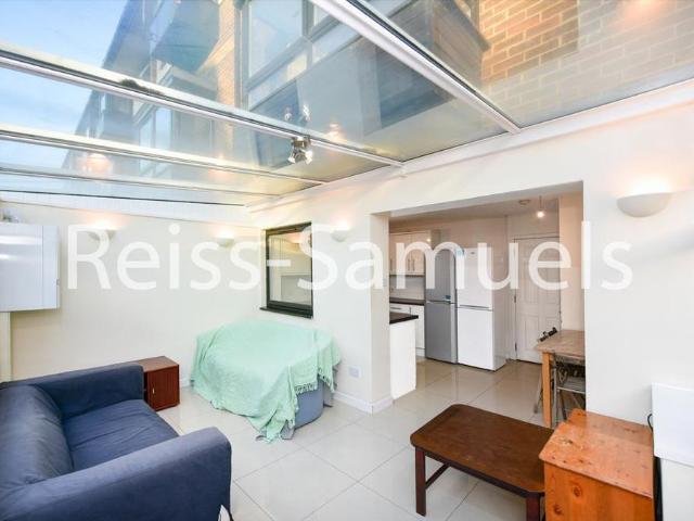 Townhouse for rent in Poplar Grove, Greater London