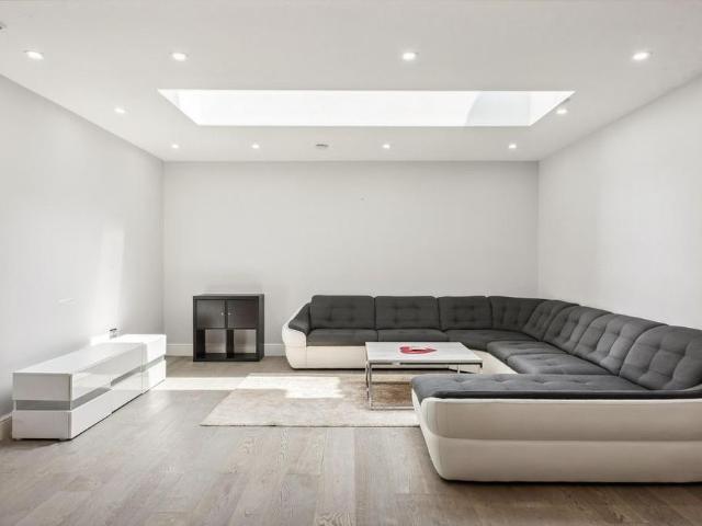 Townhouse for rent in Lot's Village, Greater London