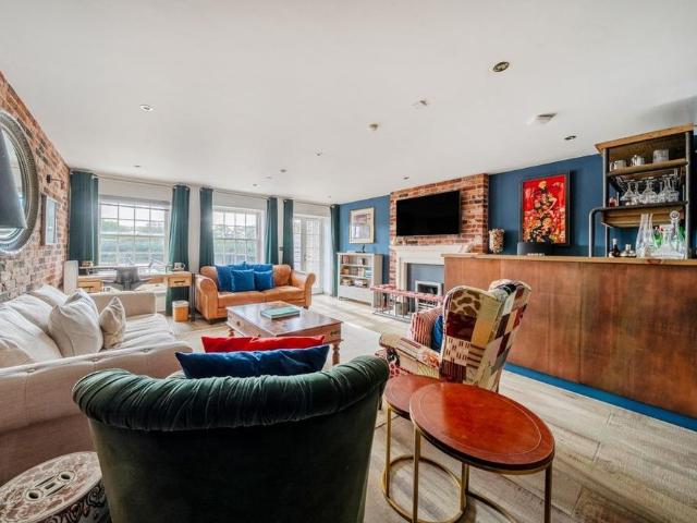 Townhouse for rent in Strand-on-the-Green, Greater London