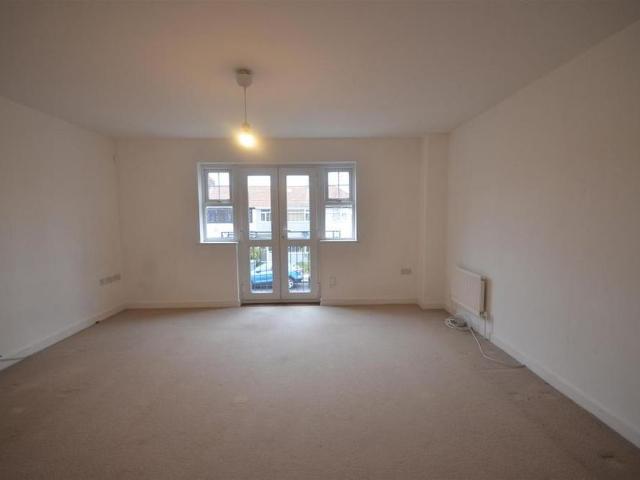 Townhouse for rent in Kingsbury, Greater London